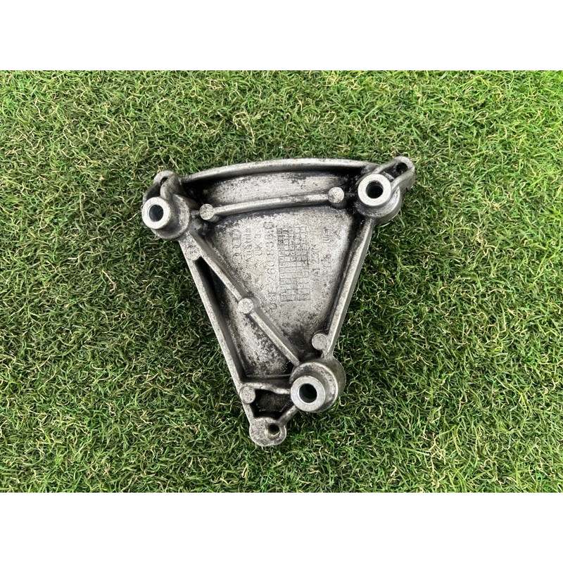 Кронштейн компрессора кондиционера (кронштейны двигателя) AUDI Q5 8R 2012 3.2 CALB 06E260835C