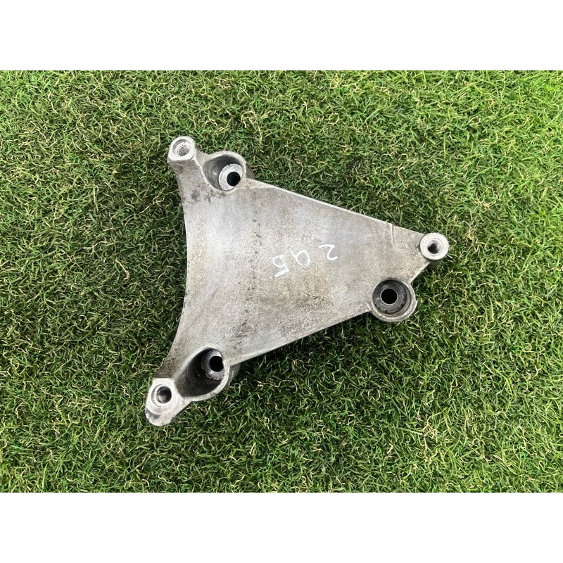 Кронштейн компрессора кондиционера (кронштейны двигателя) AUDI Q5 8R 2012 3.2 CALB 06E260835C