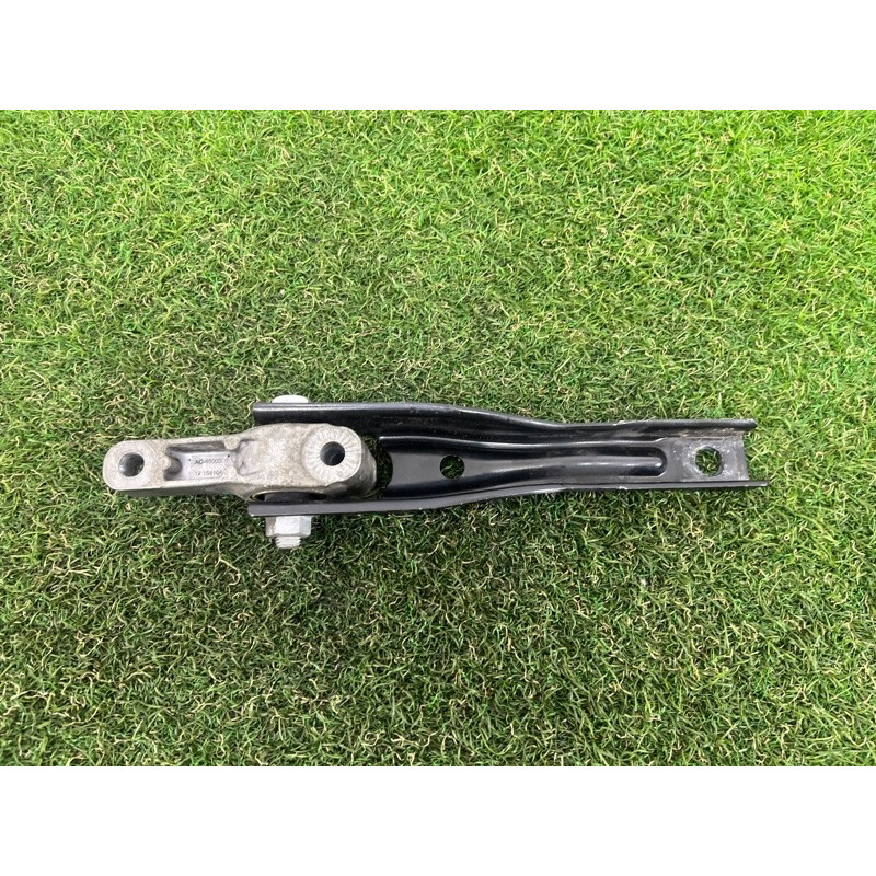 Кронштейн подушки двигателя (кронштейны двигателя) AUDI A3 8V 2015 1.8 5Q0199855J