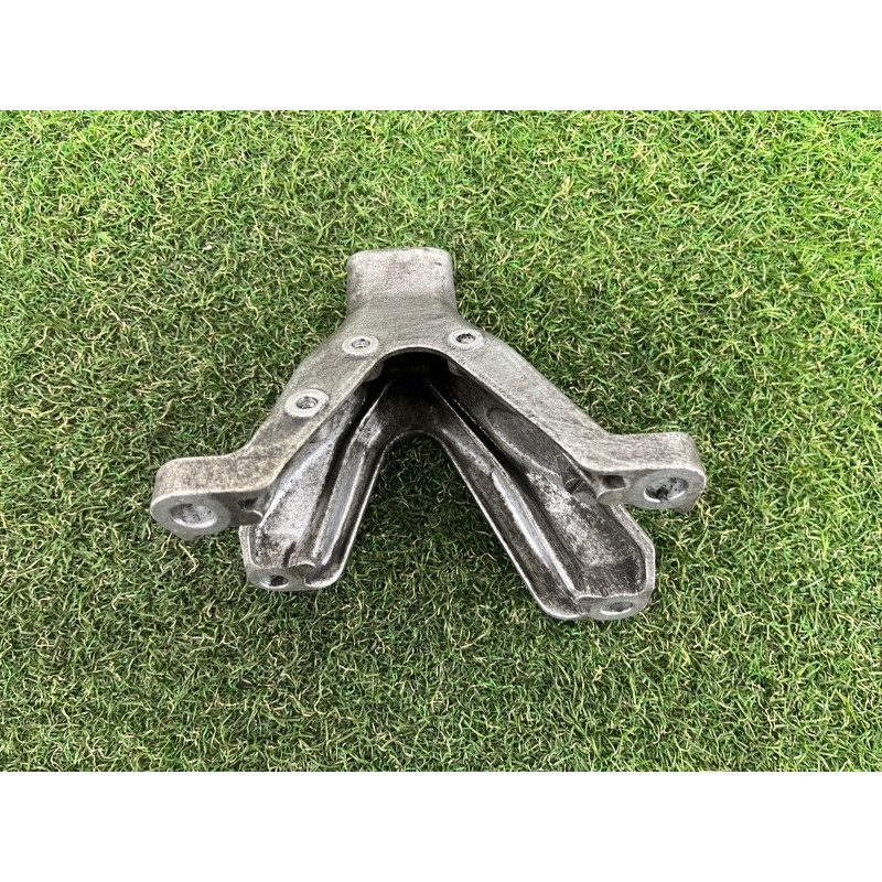 Кронштейн подушки двигателя (кронштейны двигателя) AUDI Q5 8R 2012 3.2 CALB 8K0199307BF