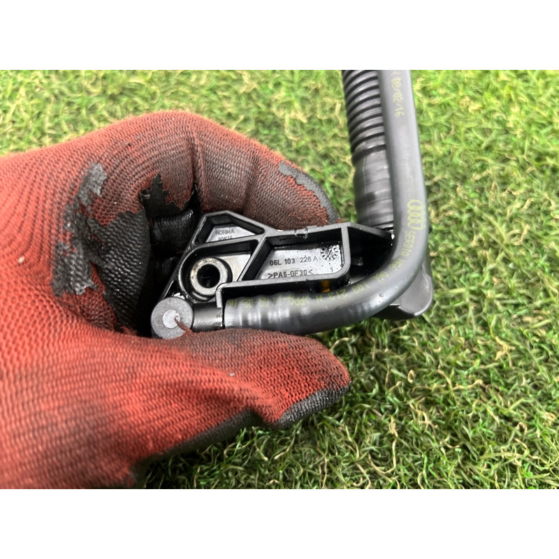 Трубка вентиляции картерных газов (двигатель и элементы) AUDI A4 B9 2017 2.0 06L103213N