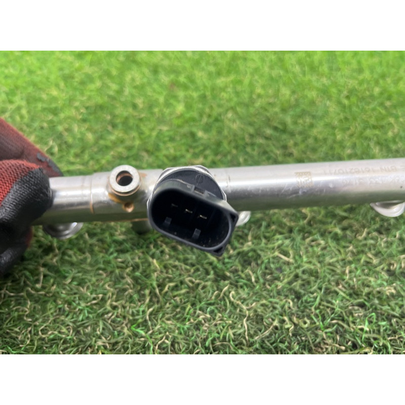 Топливная рампа (топливная система) AUDI A4 B9 2017 2.0 06K133317G