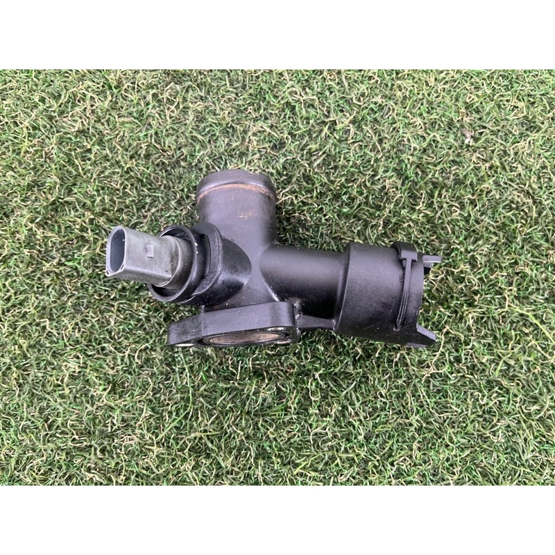 Фланец системы охлаждения (система охлаждения) Volkswagen Touareg FL 2015 3.6 03H121133