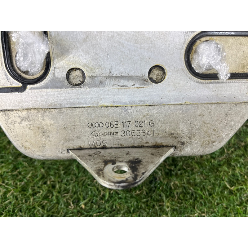 Теплообменник масляного фильтра (двигатель и элементы) AUDI Q5 8R 2012 3.2 CALB 06E117021G