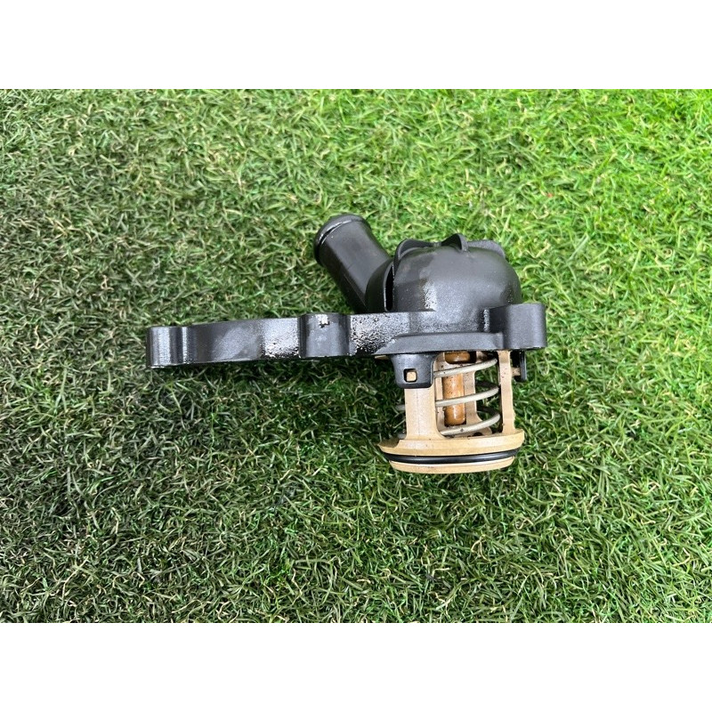 Корпус термостата (система охлаждения) AUDI Q5 8R 2012 3.2 CALB 06E121111M