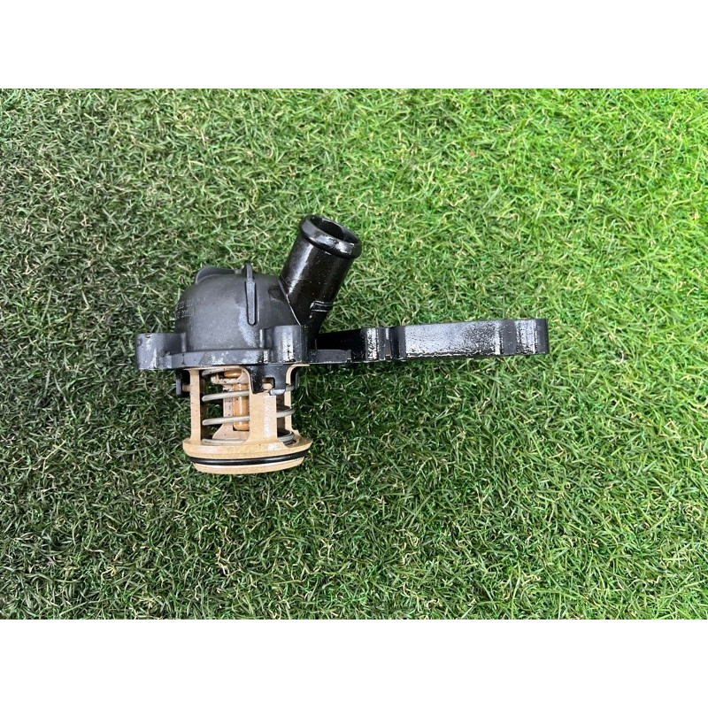 Корпус термостата (система охлаждения) AUDI Q5 8R 2012 3.2 CALB 06E121111M