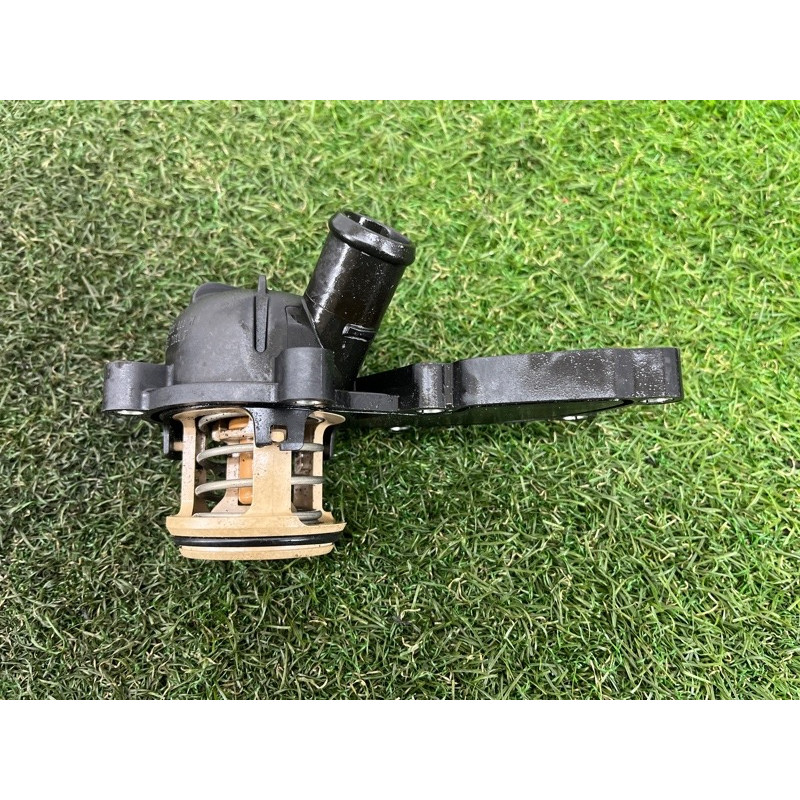 Корпус термостата (система охлаждения) AUDI Q5 8R 2012 3.2 CALB 06E121111M