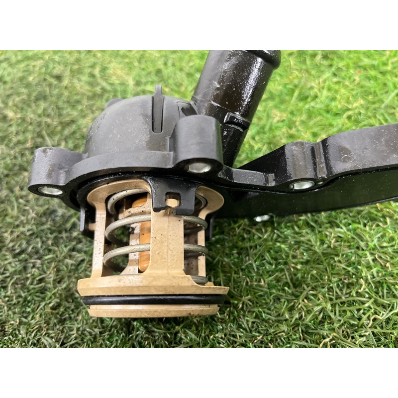 Корпус термостата (система охлаждения) AUDI Q5 8R 2012 3.2 CALB 06E121111M