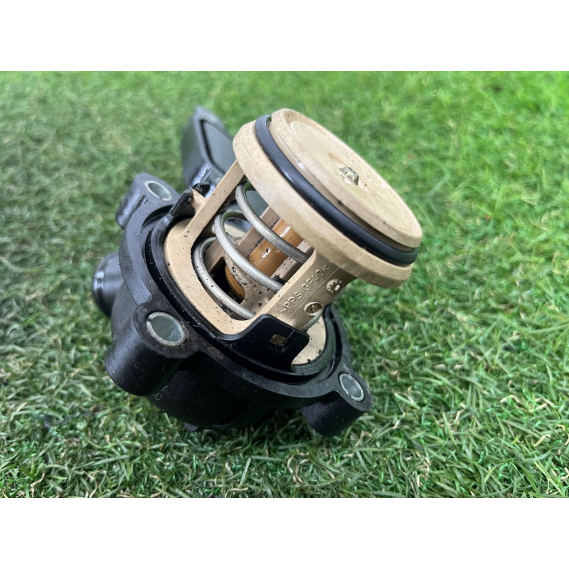 Корпус термостата (система охлаждения) AUDI Q5 8R 2012 3.2 CALB 06E121111M