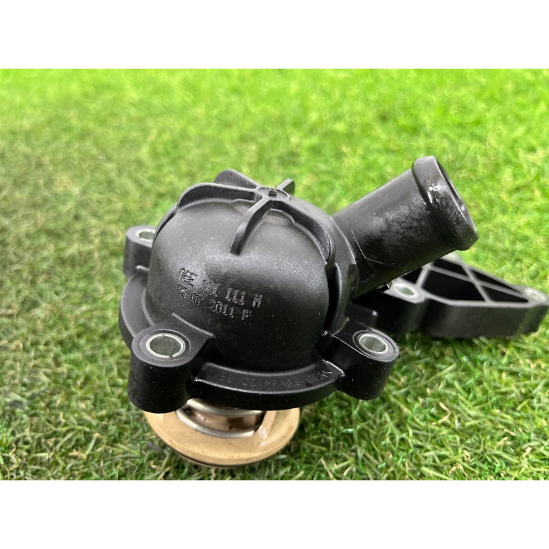 Корпус термостата (система охлаждения) AUDI Q5 8R 2012 3.2 CALB 06E121111M