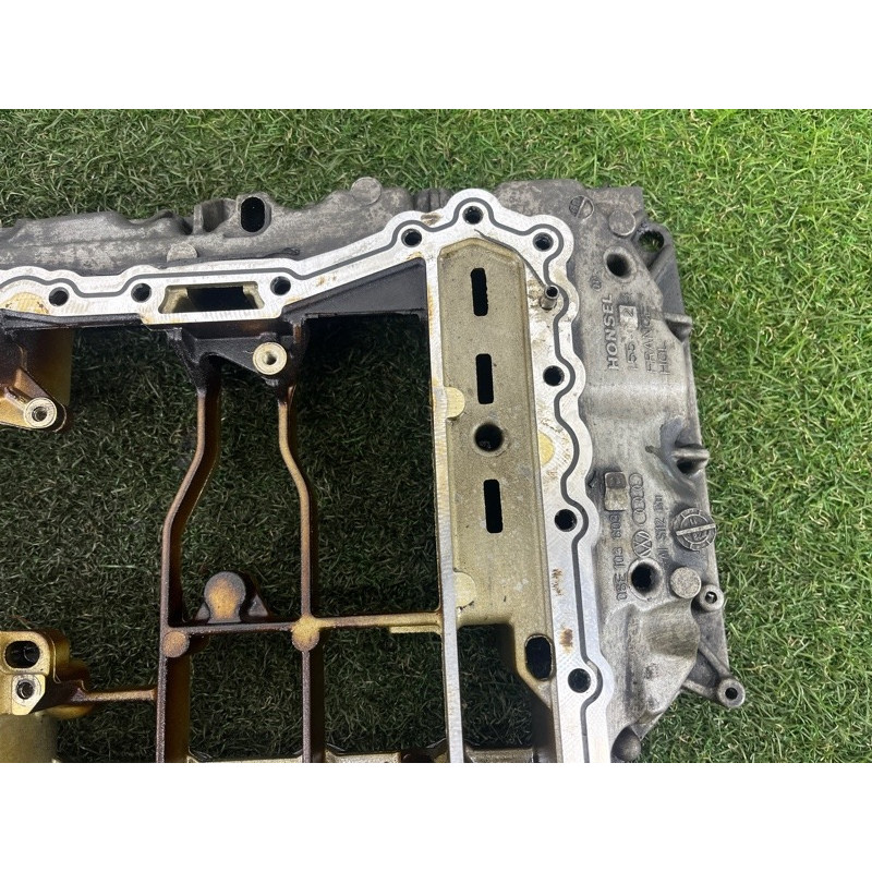 Полуподдон масляный (двигатель и элементы) AUDI Q5 8R 2012 3.2 CALB 06E103601K