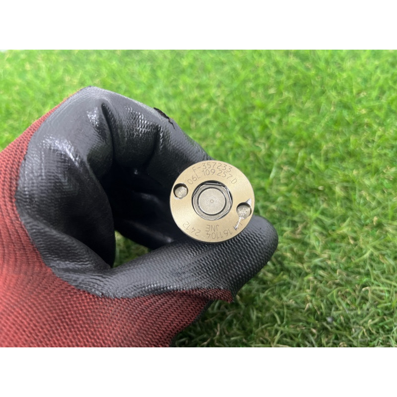 Клапан фазорегулятора (электрика двигателя) AUDI A4 B9 2017 2.0 06L109257D