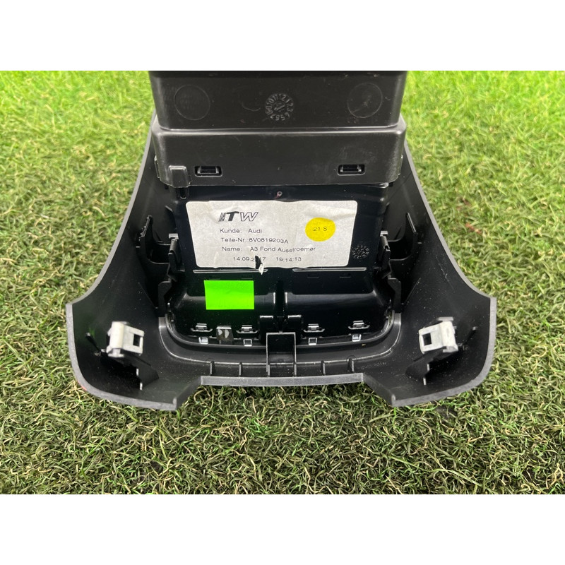 Накладка центральной консоли (салон) AUDI A3 8V 2018 2.0 CZRA 8V0864376B6PS