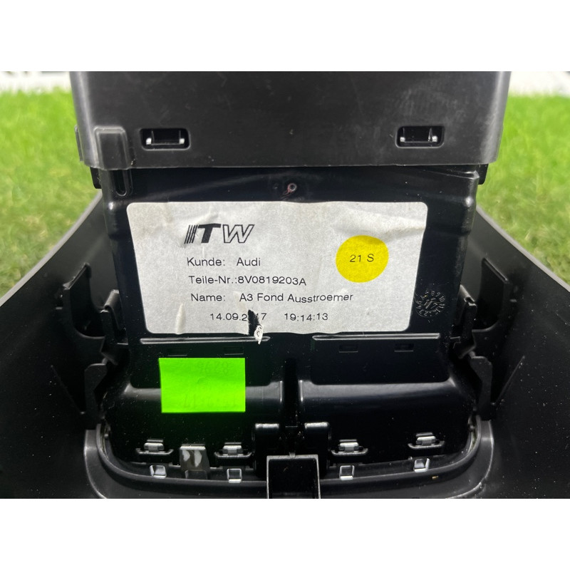 Накладка центральной консоли (салон) AUDI A3 8V 2018 2.0 CZRA 8V0864376B6PS