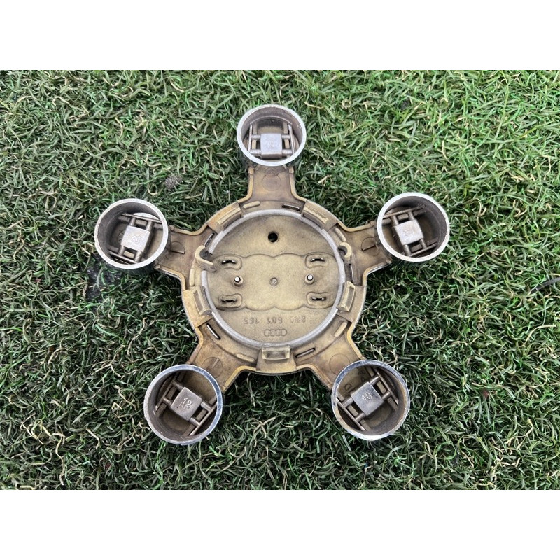 Колпачок колеса декоративный (аксессуары) AUDI Q5 8R 2012 3.2 CALB 8R0601165