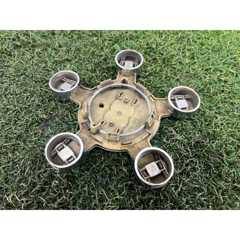 Колпачок колеса декоративный (аксессуары) AUDI Q5 8R 2012 3.2 CALB 8R0601165