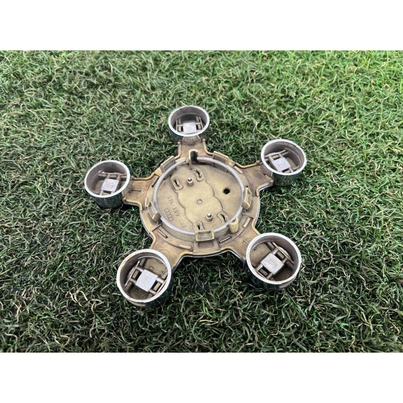 Колпачок колеса декоративный (аксессуары) AUDI Q5 8R 2012 3.2 CALB 8R0601165