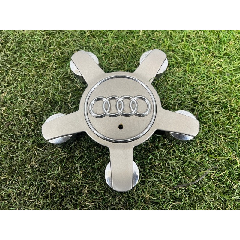 Колпачок колеса декоративный (аксессуары) AUDI Q5 8R 2012 3.2 CALB 8R0601165