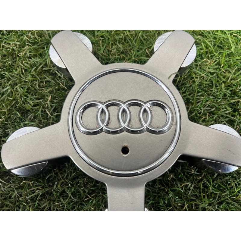 Колпачок колеса декоративный (аксессуары) AUDI Q5 8R 2012 3.2 CALB 8R0601165