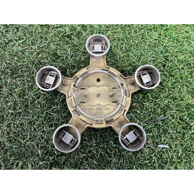 Колпачок колеса декоративный (аксессуары) AUDI Q5 8R 2012 3.2 CALB 8R0601165