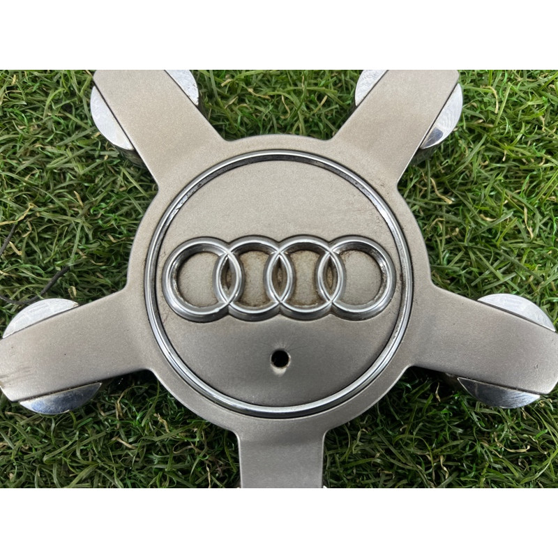 Колпачок колеса декоративный (аксессуары) AUDI Q5 8R 2012 3.2 CALB 8R0601165