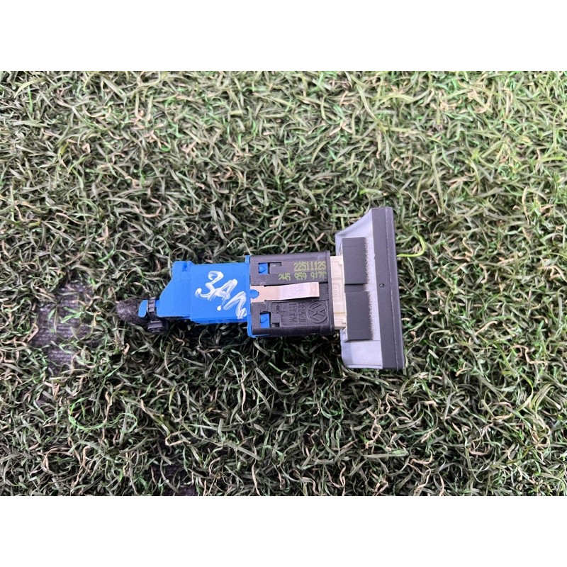 Кнопка освещения багажного отсека (электрика / кнопки) Volkswagen Amarok 2H 2012 2.0 2H5959917CREH