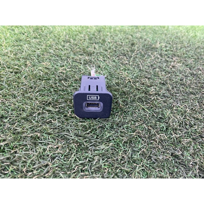 Разьем USB (электрика) Jeep Cherokee KL 2014 3.2 68225325AA