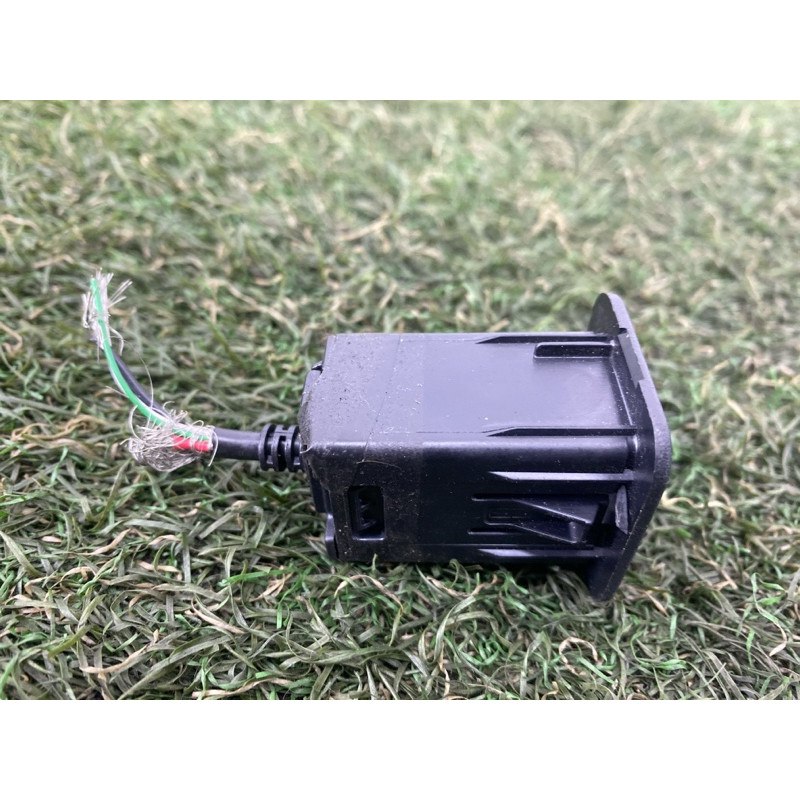 Разьем USB (электрика) Jeep Cherokee KL 2014 3.2 68225325AA