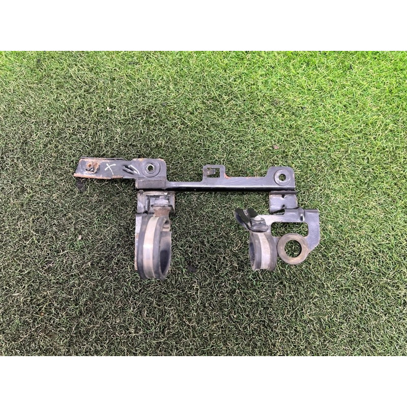 Кронштейн дополнительного насоса ОЖ (кронштейны двигателя) Volkswagen Touareg II NF 2013 3.0 7P0819545B