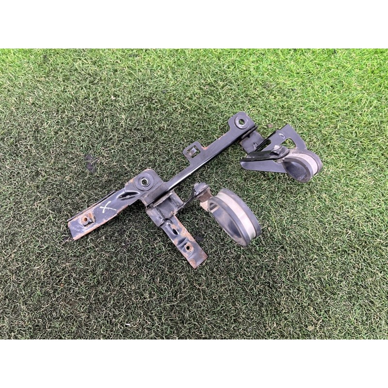 Кронштейн дополнительного насоса ОЖ (кронштейны двигателя) Volkswagen Touareg II NF 2013 3.0 7P0819545B