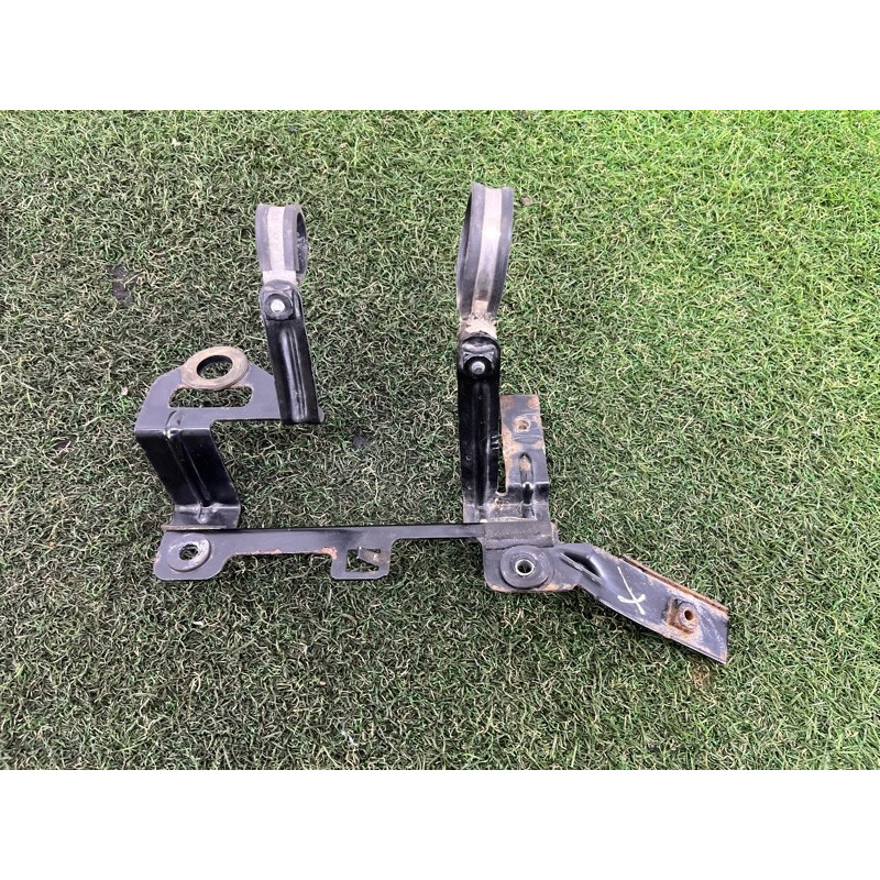 Кронштейн дополнительного насоса ОЖ (кронштейны двигателя) Volkswagen Touareg II NF 2013 3.0 7P0819545B