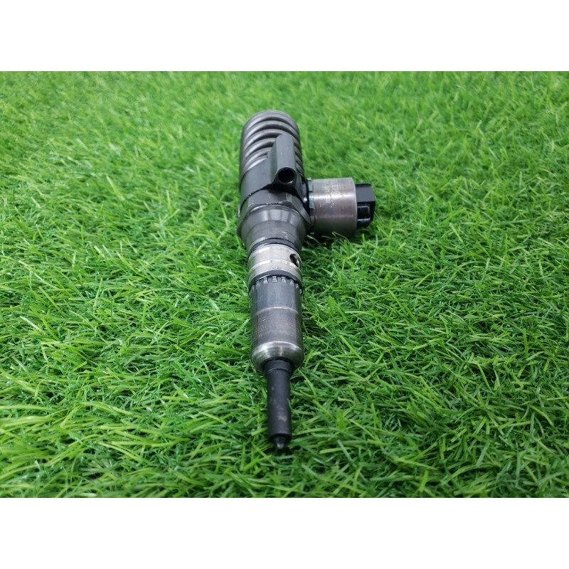 Форсунка топливная (топливная система) Volkswagen Golf 1K 2004 2.0 BKD 03G130073B