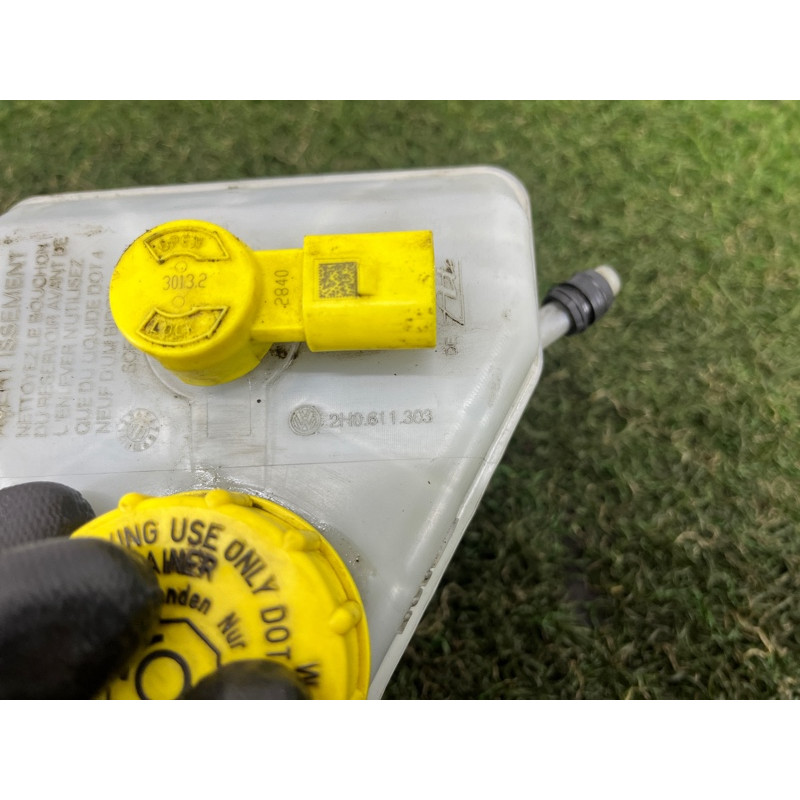 Бачок тормозной жидкости (тормозная система) Volkswagen Amarok 2H 2012 2.0 2H0611303