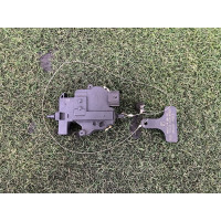 Привод лючка топливного бака