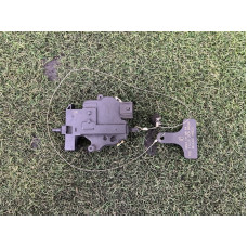 Привод лючка топливного бака