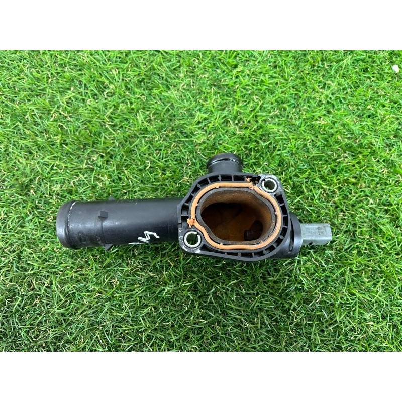 Фланец системы охлаждения (система охлаждения) Volkswagen Amarok 2H 2012 2.0 03L121131M