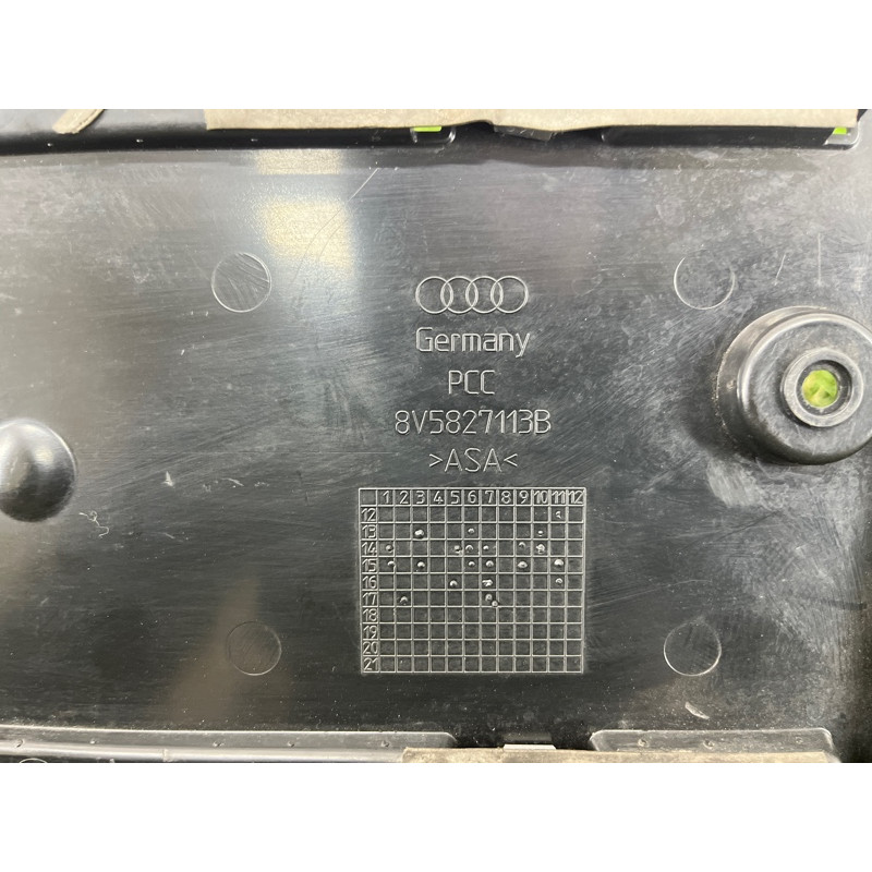 Площадка номерного знака (кузов и элементы) AUDI A3 8V 2018 2.0 CZRA 8V5827113B9B9
