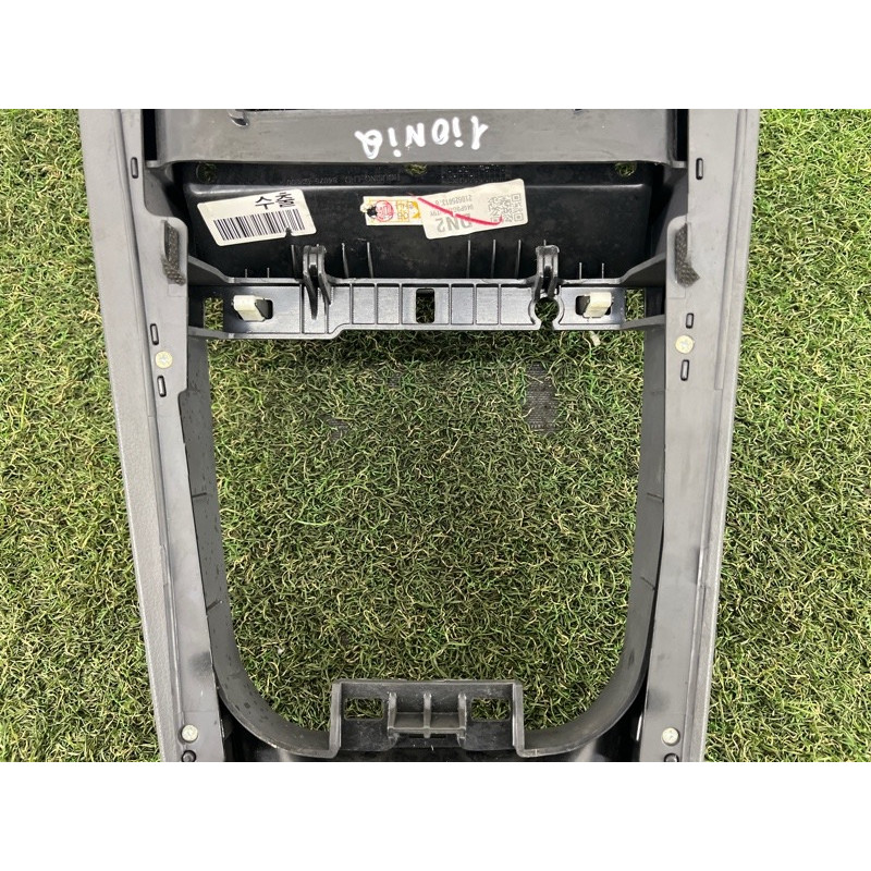 Накладка центральной консоли (салон) Hyundai Ioniq AE 2021 1.6 Hybrid 84616G2000T9Y