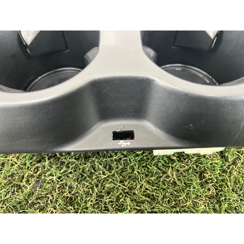 Підстаканник (салон) BMW 5-series G30 2017 2.0 B46B20 51166833813