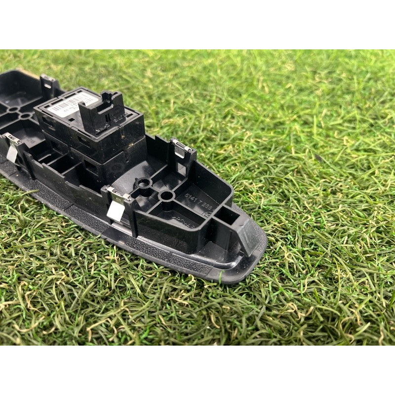 Кнопка стеклоподъемника (электрика / кнопки) BMW 2-series F22 2015 2.0 61319208107