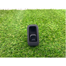 Кнопка открывания крышки багажника