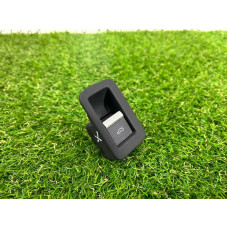 Кнопка открывания крышки багажника