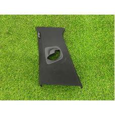 Обшивка центральної стійки