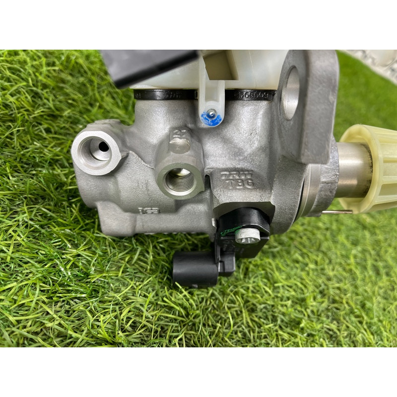 Главный тормозной цилиндр (тормозная система) AUDI Q7 4M 2018 3.0 TFSi 4M0611021A