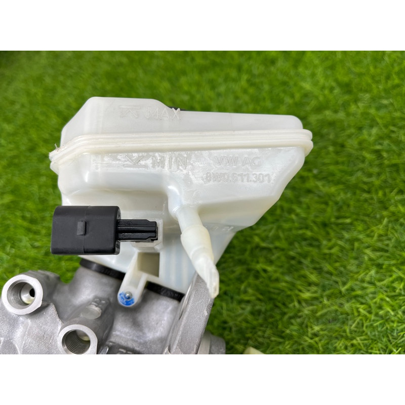 Главный тормозной цилиндр (тормозная система) AUDI Q7 4M 2018 3.0 TFSi 4M0611021A