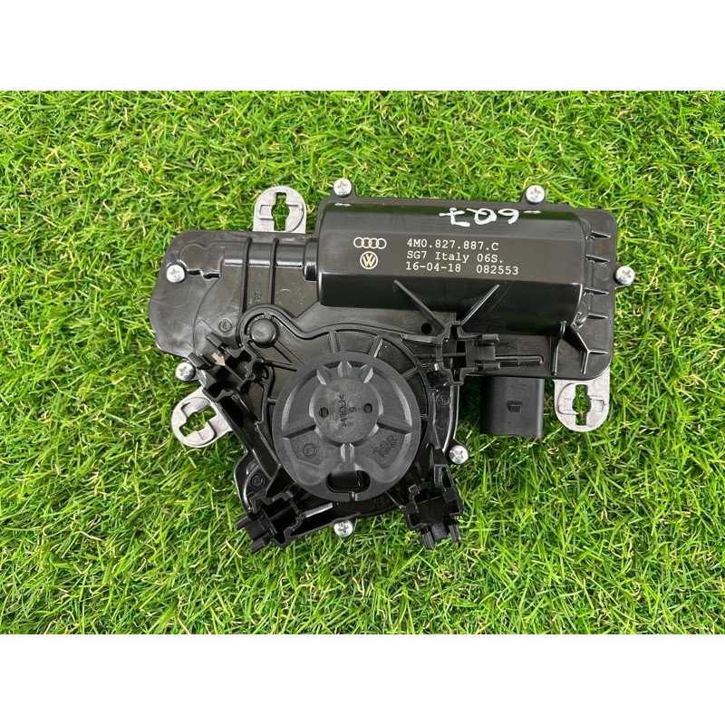 Привод замка багажника (электрика) AUDI Q7 4M 2018 3.0 TFSi 4M0827887C