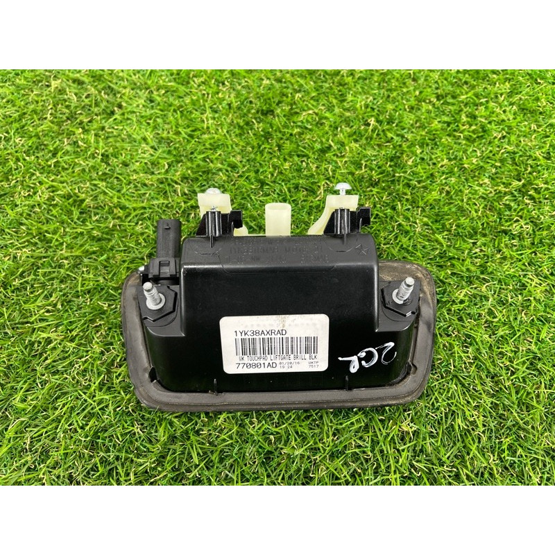 Ручка багажника (электрика / кнопки) Jeep Grand Cherokee WK2 2016 3.6 1YK38AXRAE