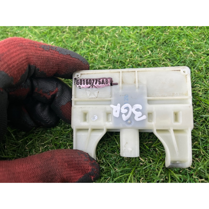 Кнопка открывания крышки багажника (электрика / кнопки) Jeep Grand Cherokee WK2 2017 3.6 68160775AB