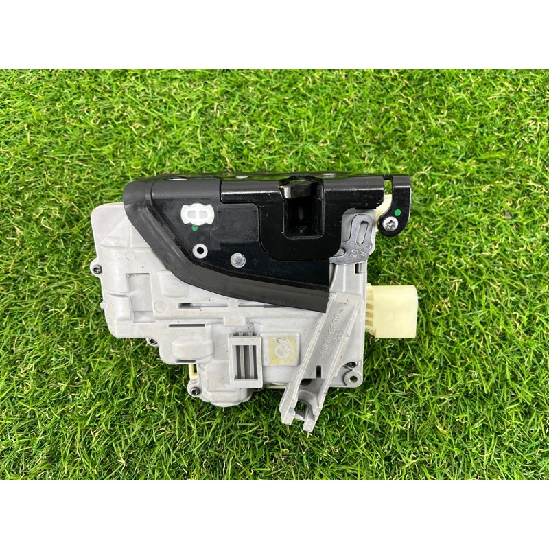 Замок двери (кузов и элементы) Volkswagen Touareg NF 2011 3.6 8J1837016B