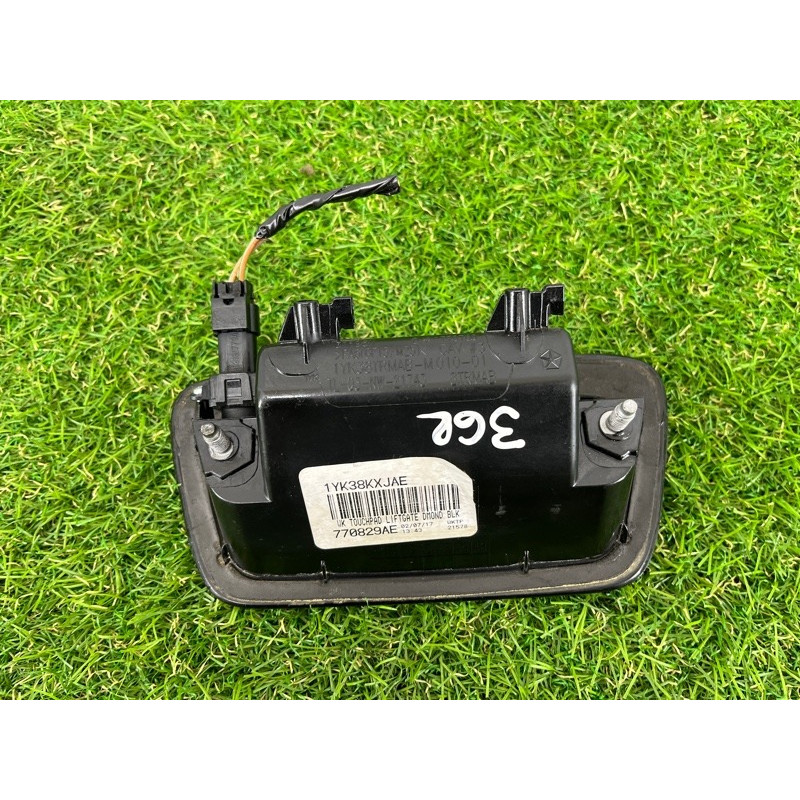 Ручка багажника (электрика / кнопки) Jeep Grand Cherokee WK2 2017 3.6 1YK38KXJAD